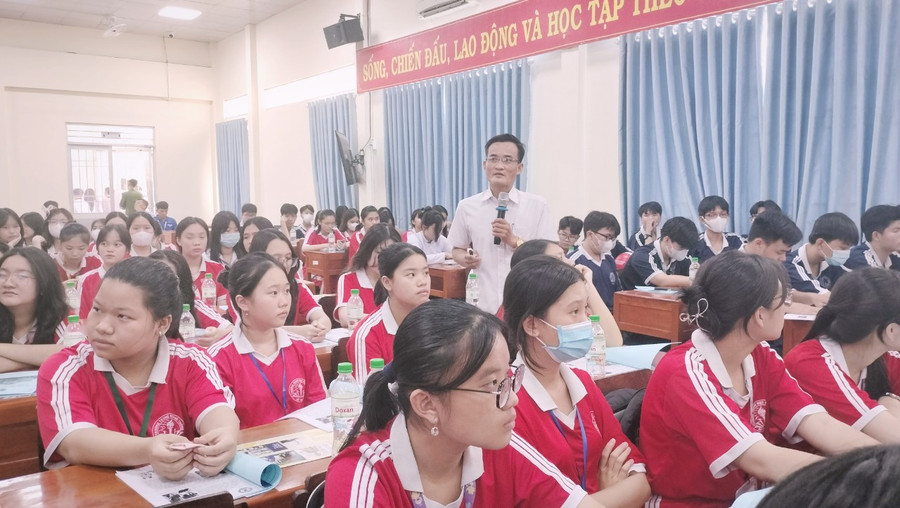 Ông Lê Minh Quân, Sở GD&ĐT Cà Mau phổ biến kiến thức phòng, chống bạo lực trong học đường. Ông Lê Minh Quân, Sở GD&ĐT Cà Mau phổ biến kiến thức phòng, chống bạo lực trong học đường.