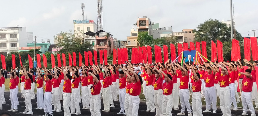 Học sinh các Trường THPT trên địa bàn tỉnh đồng diễn tiết mục Tôi yêu Việt Nam. Học sinh các Trường THPT trên địa bàn tỉnh đồng diễn tiết mục Tôi yêu Việt Nam.