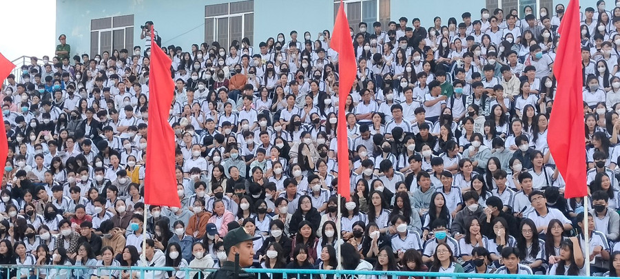 Học sinh ngồi chật kín khán đài theo dõi lễ khai mạc Hội khỏe Phù Đổng. Học sinh ngồi chật kín khán đài theo dõi lễ khai mạc Hội khỏe Phù Đổng.