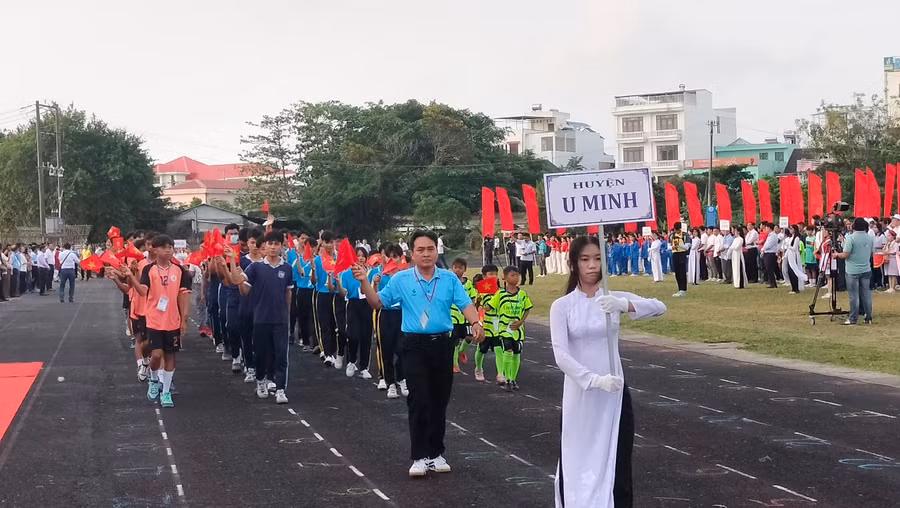 Đơn vị huyện U Minh tham gia diễu hành tại lễ khai mạc Hội khỏe Phù Đổng.