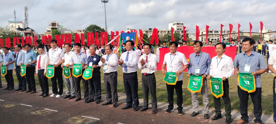 Đoàn Chủ tịch Hội khỏe Phù Đổng trao cờ cho các đơn vị tham gia. Đoàn Chủ tịch Hội khỏe Phù Đổng trao cờ cho các đơn vị tham gia.