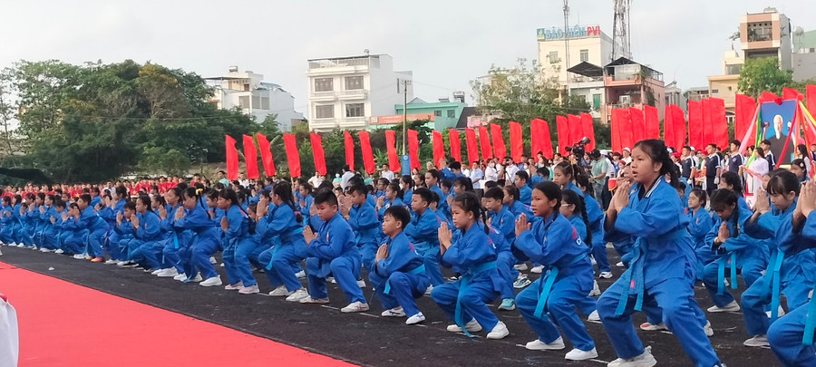 Các em học sinh đồng diễn tiết mục võ thuật tại lễ khai mạc. Các em học sinh đồng diễn tiết mục võ thuật tại lễ khai mạc.