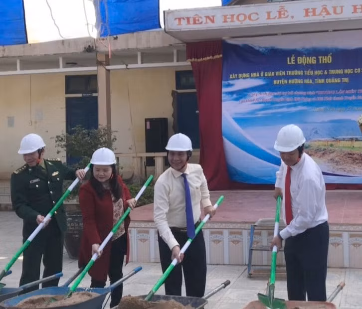 Lễ động thổ xây dựng nhà công vụ cho cán bộ, giáo viên trường TH&amp;THCS Hướng Việt (Hướng Hoá - Quảng Trị).