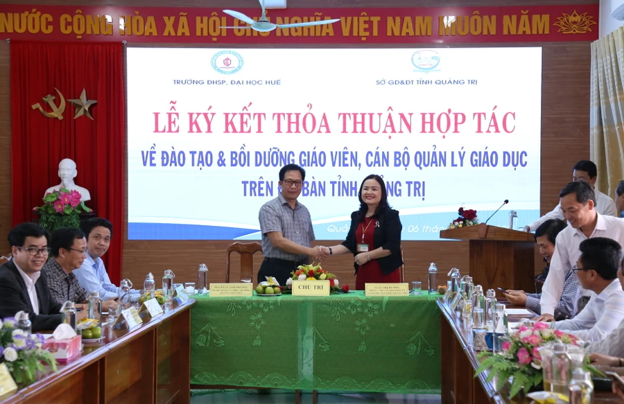 Ngành GD&ĐT tỉnh Quảng Trị cùng ĐHSP Huế hợp tác bồi dưỡng giáo viên và cán bộ quản lý