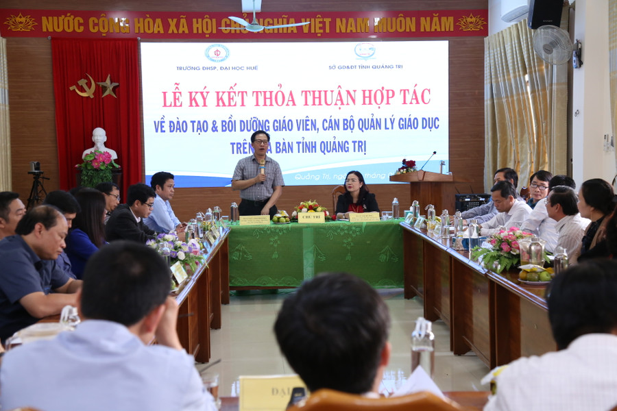 Ông Lê Anh Phương, Hiệu trưởng Trường Đại học Sư phạm Huế - Đại học Huế - phát biểu tại lễ ký kết. Ông Lê Anh Phương, Hiệu trưởng Trường Đại học Sư phạm Huế - Đại học Huế - phát biểu tại lễ ký kết.