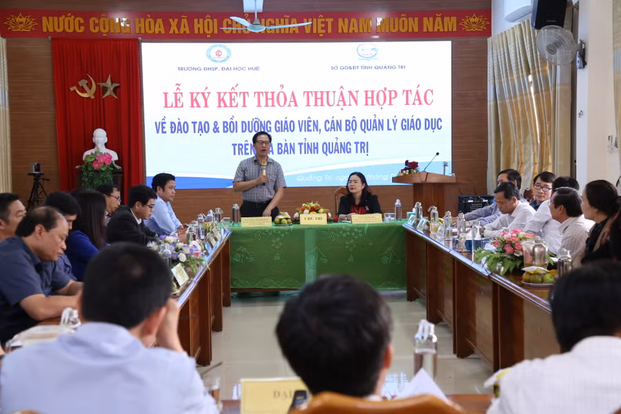 Ông Lê Anh Phương, Hiệu trưởng Trường Đại học Sư phạm Huế - Đại học Huế - phát biểu tại lễ ký kết.