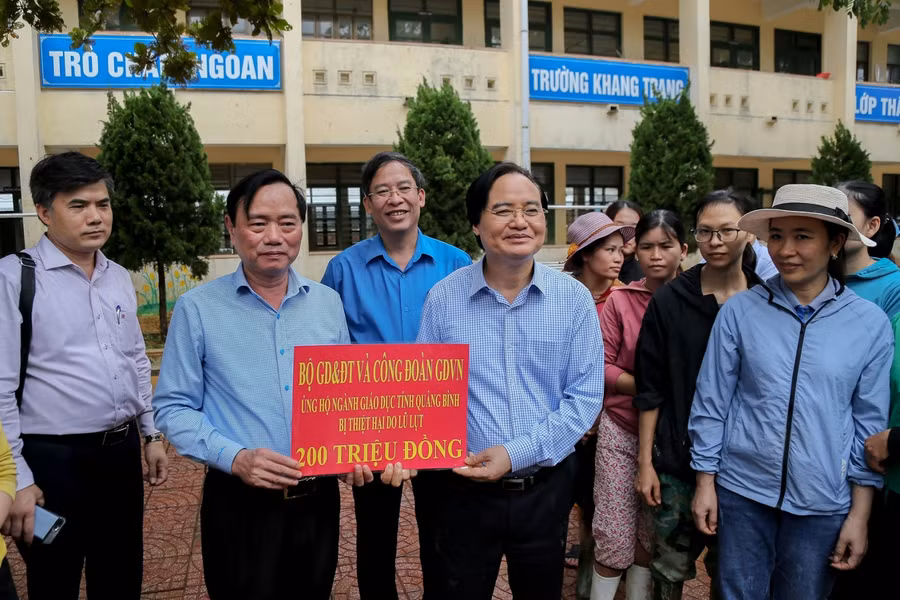 Bộ trưởng Phùng Xuân Nhạ trao ủng hộ ngành GD&amp;ĐT tỉnh Quảng Bình .