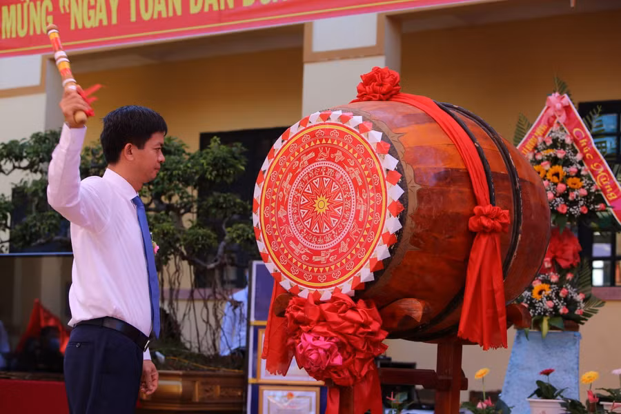 Ông Lê Quang Tùng, Bí thư Tỉnh uỷ tỉnh Quảng Trị đánh trống khai trường