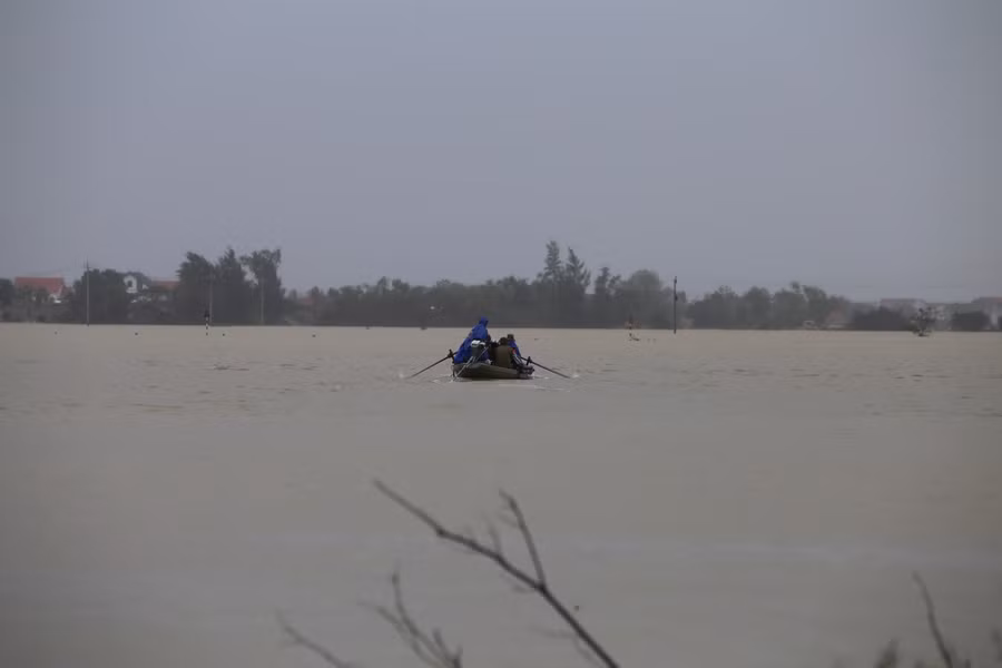 Di chuyển mang hàng cứu trợ về khu vực ngập lụt trong làn mưa dày đặc