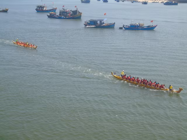 Lễ hội đua thuyền truyền thống trên sông Nhật Lệ được tổ chức hàng năm vào dịp nghỉ lễ 30/4-1/5 trong khuôn khổ Tuần Văn hoá - Du lịch Tp. Đồng Hới.