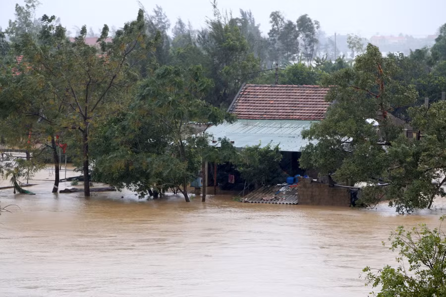 Nhiều hộ dân sống ven sông của huyện Quảng Ninh và Lệ Thuỷ chịu cảnh ngập lụt do nước sông dâng cao