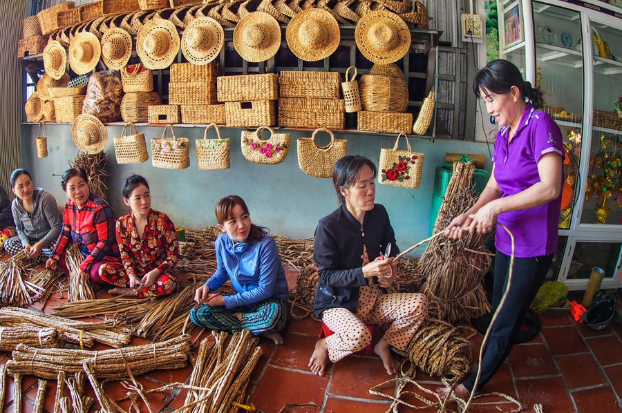 Chị Lê Thị Hồng Phương hướng dẫn chị em mỗi khi nhận sản phẩm mới. Chị Lê Thị Hồng Phương hướng dẫn chị em mỗi khi nhận sản phẩm mới.
