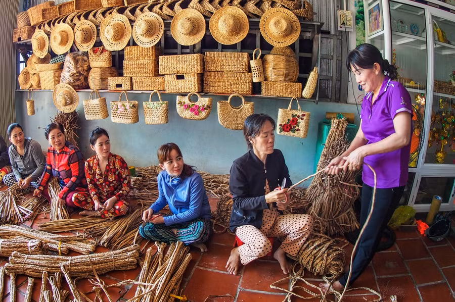 Chị Lê Thị Hồng Phương hướng dẫn chị em mỗi khi nhận sản phẩm mới.