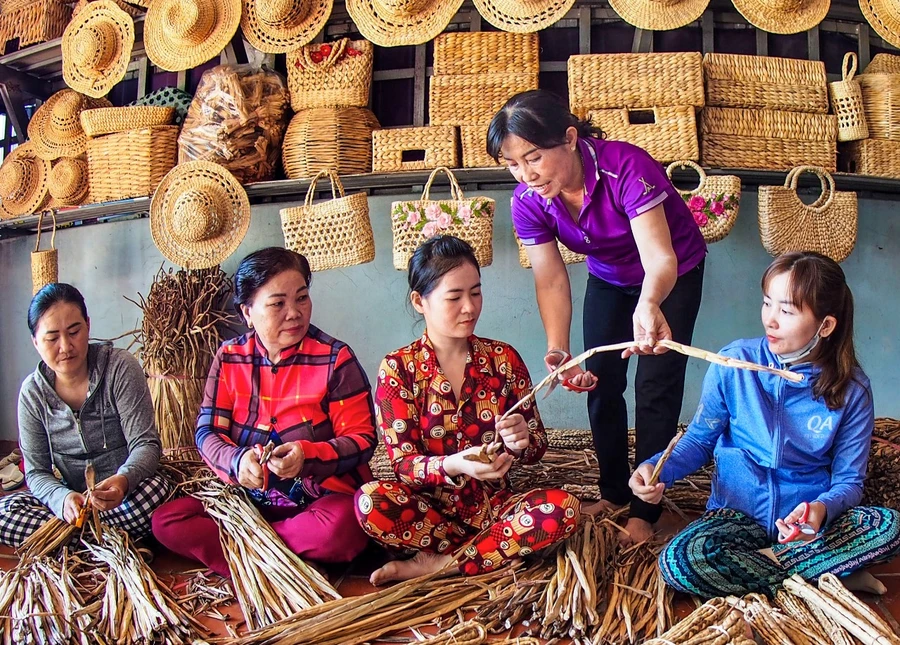 ‘Bà đỡ’ của phụ nữ nghèo, khuyết tật