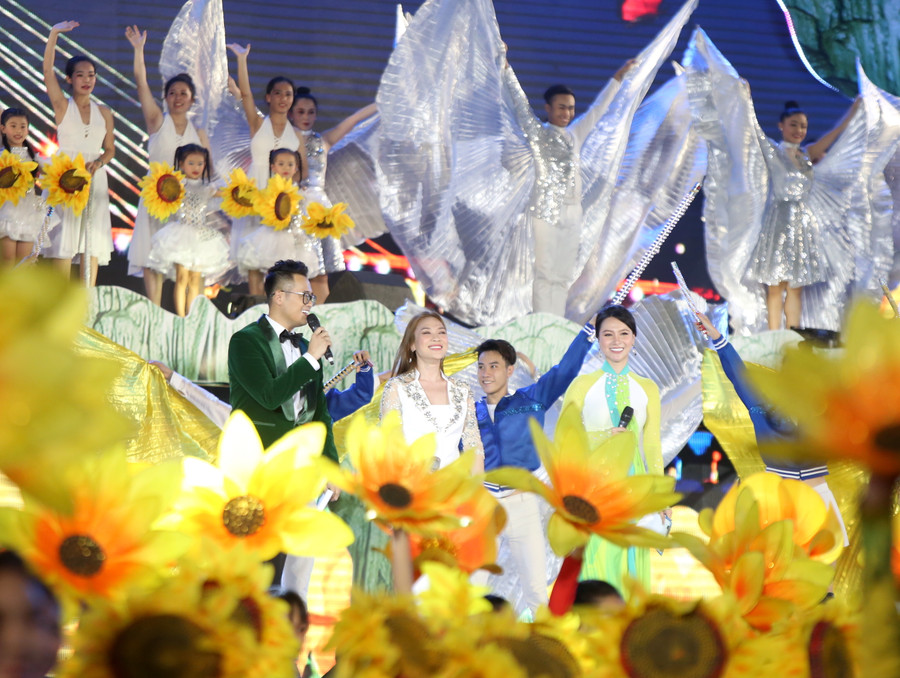 Những nụ cười rạng ngời của các nghệ sĩ, ca sĩ tham gia chương trình trong bài hát kết thúc đêm nghệ thuật chào mừng lễ hội hang động Quảng Bình năm 2019 Những nụ cười rạng ngời của các nghệ sĩ, ca sĩ tham gia chương trình trong bài hát kết thúc đêm nghệ thuật chào mừng lễ hội hang động Quảng Bình năm 2019