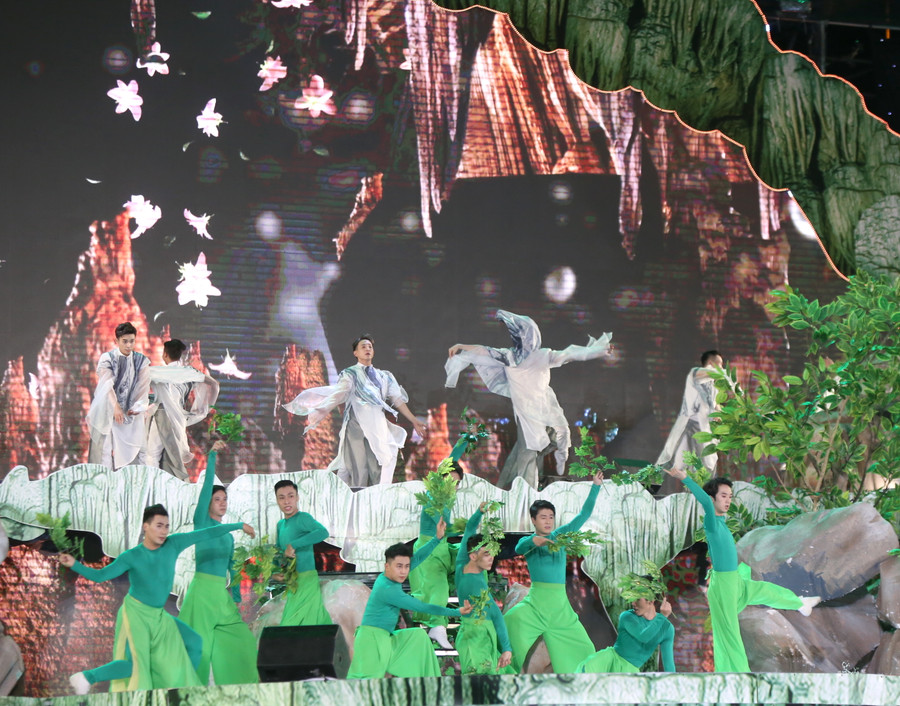 Hoạt cảnh sân khấu hóa thể hiện khung cảnh hùng vĩ và nên thơ của hang động Quảng Bình từ khi tạo tác, trải qua biến thiên thời gian, phát triển và song tồn cùng con người. Hoạt cảnh sân khấu hóa thể hiện khung cảnh hùng vĩ và nên thơ của hang động Quảng Bình từ khi tạo tác, trải qua biến thiên thời gian, phát triển và song tồn cùng con người.