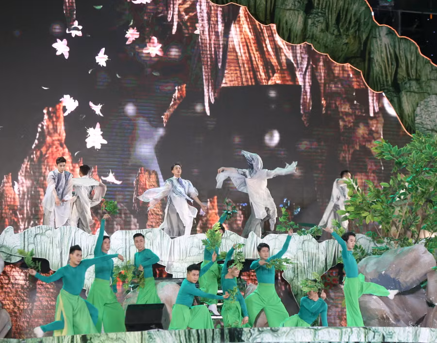 Hoạt cảnh sân khấu hóa thể hiện khung cảnh hùng vĩ và nên thơ của hang động Quảng Bình từ khi tạo tác, trải qua biến thiên thời gian, phát triển và song tồn cùng con người.