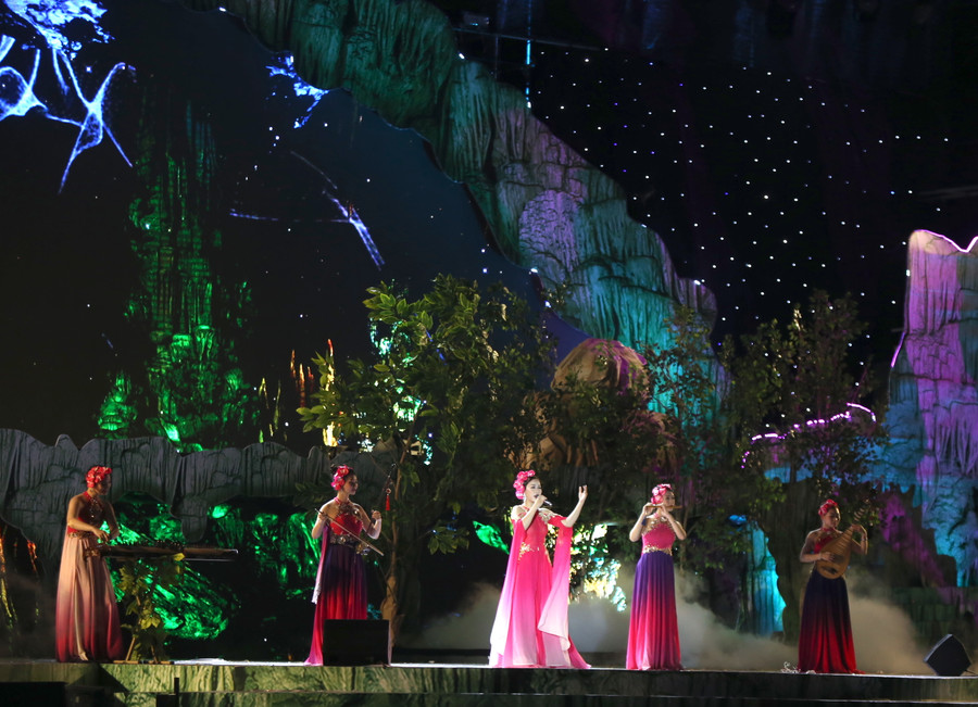 Quảng Bình được biết đến là một vùng đất có lịch sử lâu đời, chứa đựng nhiều giá trị văn hóa tinh thần độc đáo như Hò khoan Lệ Thuỷ, Múa bông chèo cạn... Quảng Bình được biết đến là một vùng đất có lịch sử lâu đời, chứa đựng nhiều giá trị văn hóa tinh thần độc đáo như Hò khoan Lệ Thuỷ, Múa bông chèo cạn...