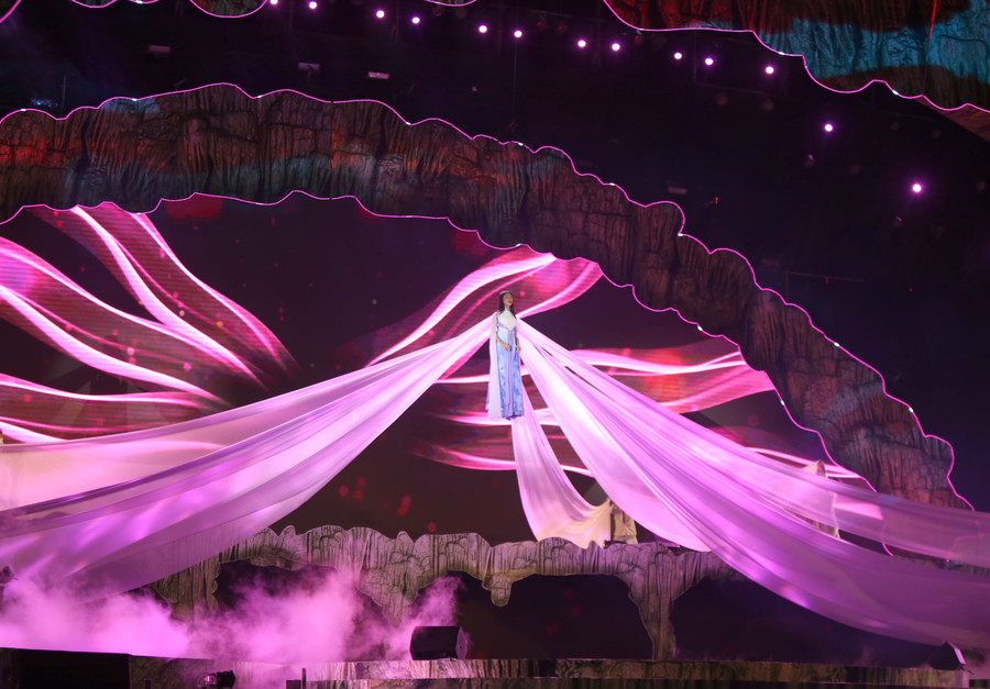 Một trong những hình ảnh ấn tượng của ca sĩ Bùi Lan Hương thể hiện ca khúc “Ngày chưa giông bão” nằm trong bộ phim “Người bất tử” của đạo diễn Victor Vũ. Một trong những hình ảnh ấn tượng của ca sĩ Bùi Lan Hương thể hiện ca khúc “Ngày chưa giông bão” nằm trong bộ phim “Người bất tử” của đạo diễn Victor Vũ.