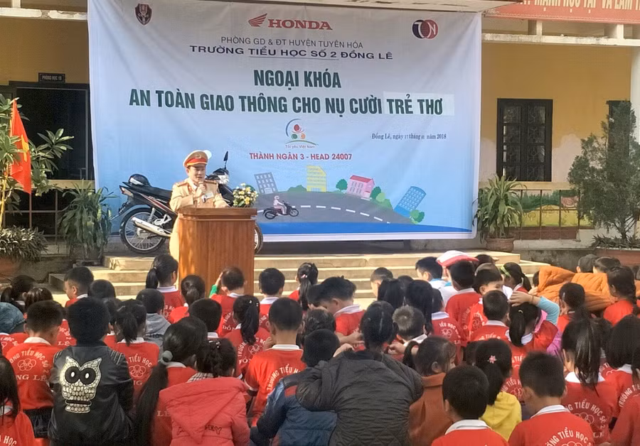 Buổi ngoại khóa tuyên truyền phổ biến pháp luật cho học sinh Tiểu học của lực lượng CSGT công an huyện Tuyên Hóa.