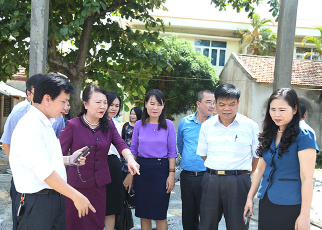 Thứ trưởng Nguyễn Thị Nghĩa tại công trình nhà công vụ cho giáo viên xã Quảng Hợp huyện Quảng Trạch Thứ trưởng Nguyễn Thị Nghĩa tại công trình nhà công vụ cho giáo viên xã Quảng Hợp huyện Quảng Trạch