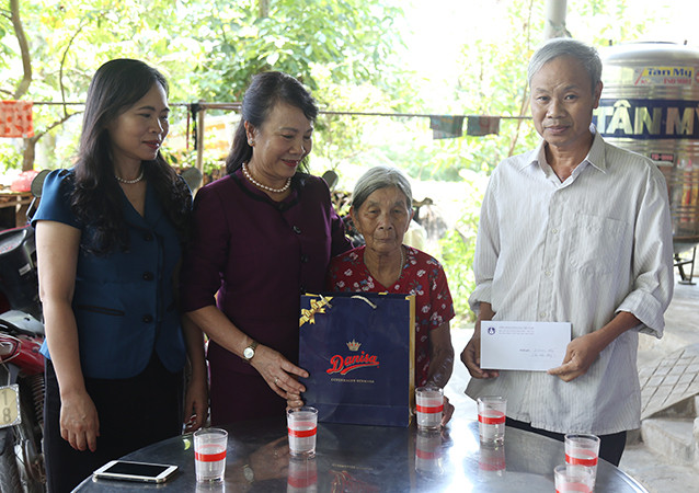 Thứ trưởng Nguyễn Thị Nghĩa tặng quà cho Mẹ Việt Nam anh hùng và thầy giáo Trần Quốc Khánh, Phó hiệu trưởng Trường Tiểu học số 1 Quảng Sơn (TX. Ba Đồn), bị suy thận và vừa mổ tim hở tại Bệnh viện trung ương Huế cách đây 1 tháng. Thứ trưởng Nguyễn Thị Nghĩa tặng quà cho Mẹ Việt Nam anh hùng và thầy giáo Trần Quốc Khánh, Phó hiệu trưởng Trường Tiểu học số 1 Quảng Sơn (TX. Ba Đồn), bị suy thận và vừa mổ tim hở tại Bệnh viện trung ương Huế cách đây 1 tháng.