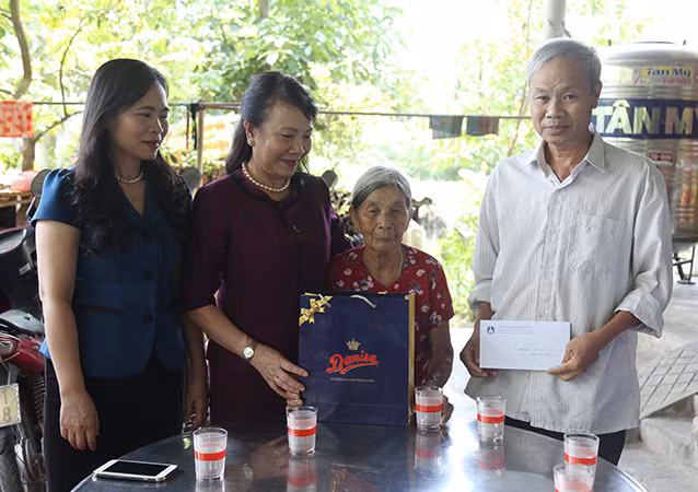 Thứ trưởng Nguyễn Thị Nghĩa tặng quà cho Mẹ Việt Nam anh hùng và thầy giáo Trần Quốc Khánh, Phó hiệu trưởng Trường Tiểu học số 1 Quảng Sơn (TX. Ba Đồn), bị suy thận và vừa mổ tim hở tại Bệnh viện trung ương Huế cách đây 1 tháng.