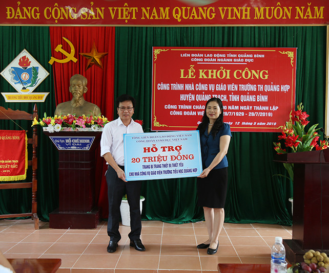 Bà Nguyễn Thị Bích Hợp, Phó Chủ tịch Công đoàn GD Việt Nam trao số tiền 20 triệu đồng cho đại diện Công đoàn ngành giáo dục Quảng Bình hỗ trợ mua sắm nội thất nhà công vụ xã Quảng Hợp. Bà Nguyễn Thị Bích Hợp, Phó Chủ tịch Công đoàn GD Việt Nam trao số tiền 20 triệu đồng cho đại diện Công đoàn ngành giáo dục Quảng Bình hỗ trợ mua sắm nội thất nhà công vụ xã Quảng Hợp.