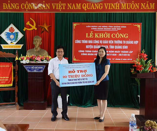 Bà Nguyễn Thị Bích Hợp, Phó Chủ tịch Công đoàn GD Việt Nam trao số tiền 20 triệu đồng cho đại diện Công đoàn ngành giáo dục Quảng Bình hỗ trợ mua sắm nội thất nhà công vụ xã Quảng Hợp.
