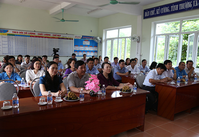 Toàn cảnh lễ trao tiền xây dựng nhà công vụ cho giáo viên tại xã Quảng Hợp huyện Quảng Trạch tỉnh Quảng Bình. Toàn cảnh lễ trao tiền xây dựng nhà công vụ cho giáo viên tại xã Quảng Hợp huyện Quảng Trạch tỉnh Quảng Bình.