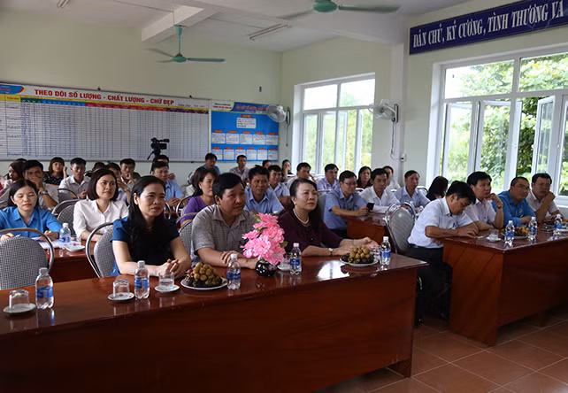 Toàn cảnh lễ trao tiền xây dựng nhà công vụ cho giáo viên tại xã Quảng Hợp huyện Quảng Trạch tỉnh Quảng Bình.