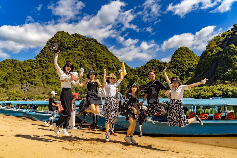 Phong Nha - Kẻ Bàng là điểm đến được rất nhiều bạn trẻ lựa chọn chủ yếu vào mùa hè nhưng đối với du khách nước ngoài, họ thường đến tham quan và nghỉ vào mùa đông, tập trung nhiều ở thời điểm Tết dương lịch hàng năm.