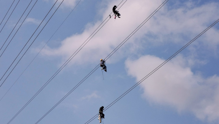 Nhân viên Công ty Điện lực Cà Mau sửa chữa hệ thống lưới điện đảm bảo cung ứng điện trong mùa khô.