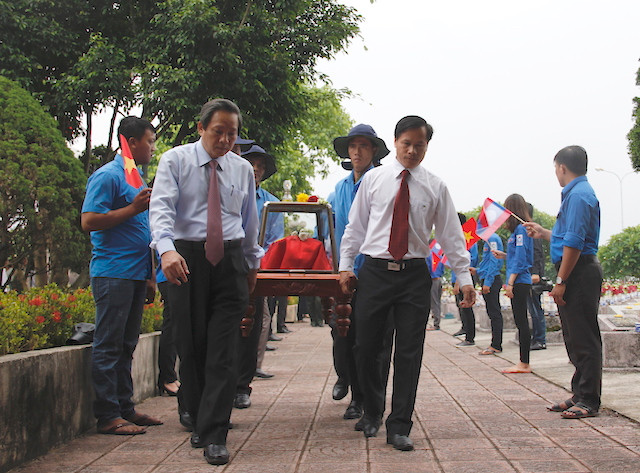 Ông Hoàng Đăng Quang - Bí thư tỉnh uỷ tỉnh Quảng Bình - đưa tiễn các anh hùng Liệt sĩ về an nghĩ tại Nghĩa trang Liệt sĩ Ba Dốc (Quảng Bình)