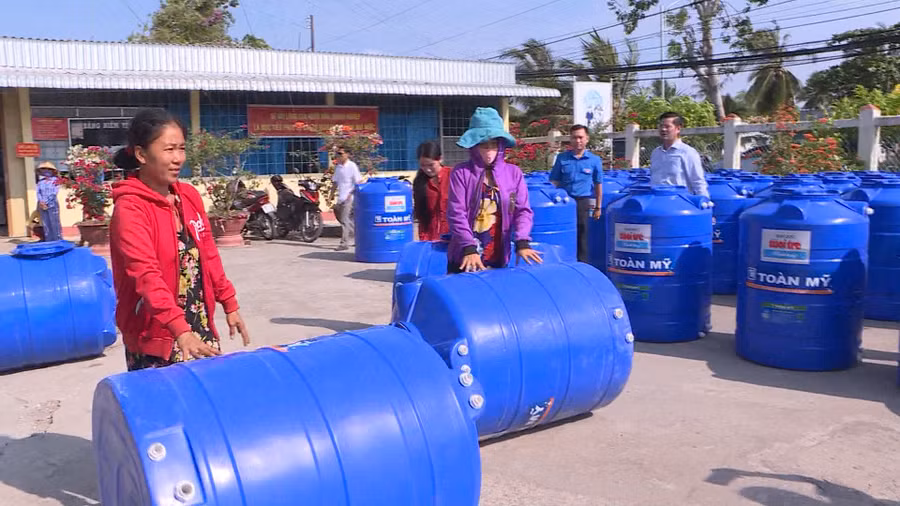 Cà Mau kêu gọi các tổ chức, doanh nghiệp hỗ trợ bồn chứa nước cho người dân. (Ảnh tư liệu)
