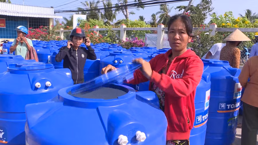 Người dân được hỗ trợ dụng cụ trữ nước. (Ảnh tư liệu)