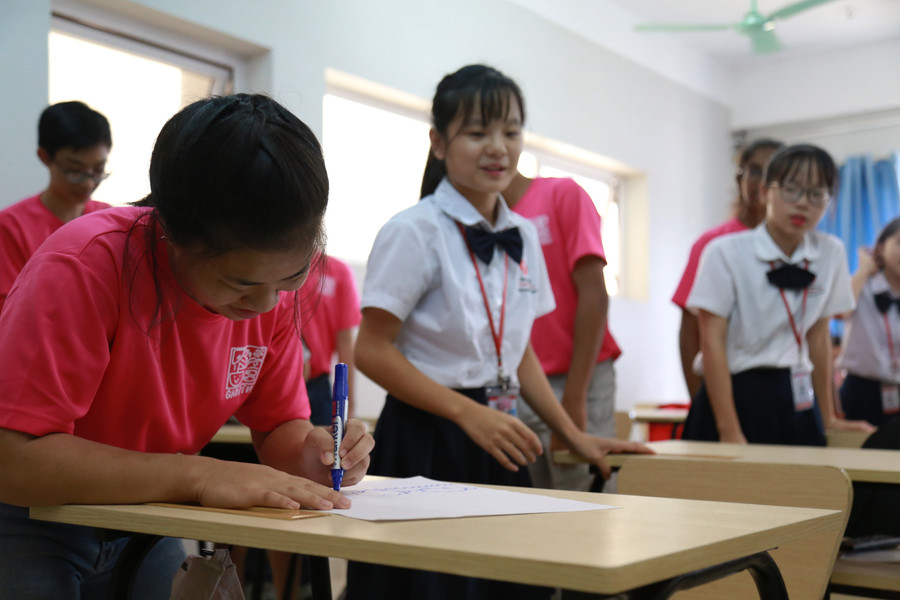 Trò chơi truyền tin của học sinh hai nước thể hiện khả năng nói tiếng anh chuẩn của học sinh thuộc hệ thống giáo dục Chu Văn An Trò chơi truyền tin của học sinh hai nước thể hiện khả năng nói tiếng anh chuẩn của học sinh thuộc hệ thống giáo dục Chu Văn An