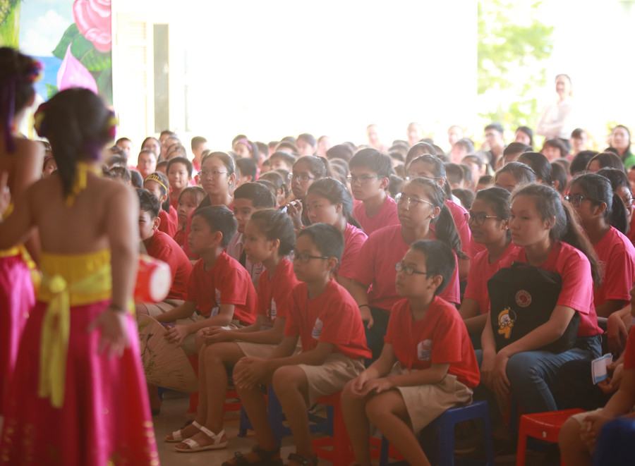 Học sinh trường Yisun chăm chú xem tiết mục múa dân gian của học sinh hệ thống giáo dục Chu Văn An Học sinh trường Yisun chăm chú xem tiết mục múa dân gian của học sinh hệ thống giáo dục Chu Văn An