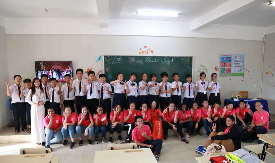 Học sinh hai trường chụp ảnh lưu niệm tại phòng học Học sinh hai trường chụp ảnh lưu niệm tại phòng học