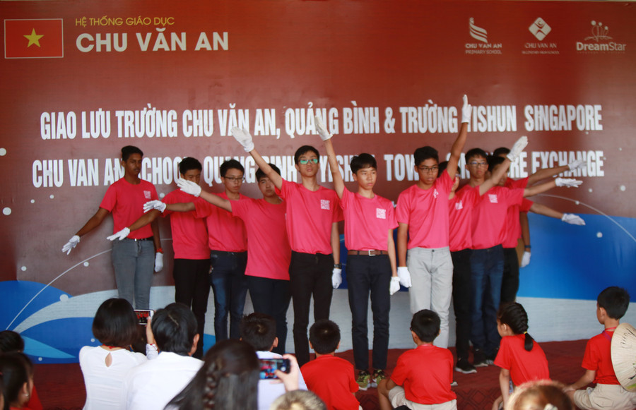 Tiết mục văn nghệ của học sinh trường Yisun Tiết mục văn nghệ của học sinh trường Yisun