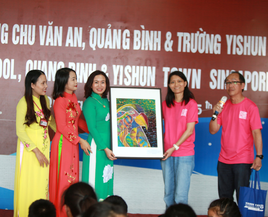 Đại diện trường Yisun tặng bức tranh do học sinh trường mình làm cho đại diện của hệ thống giáo dục Chu Văn An Đại diện trường Yisun tặng bức tranh do học sinh trường mình làm cho đại diện của hệ thống giáo dục Chu Văn An