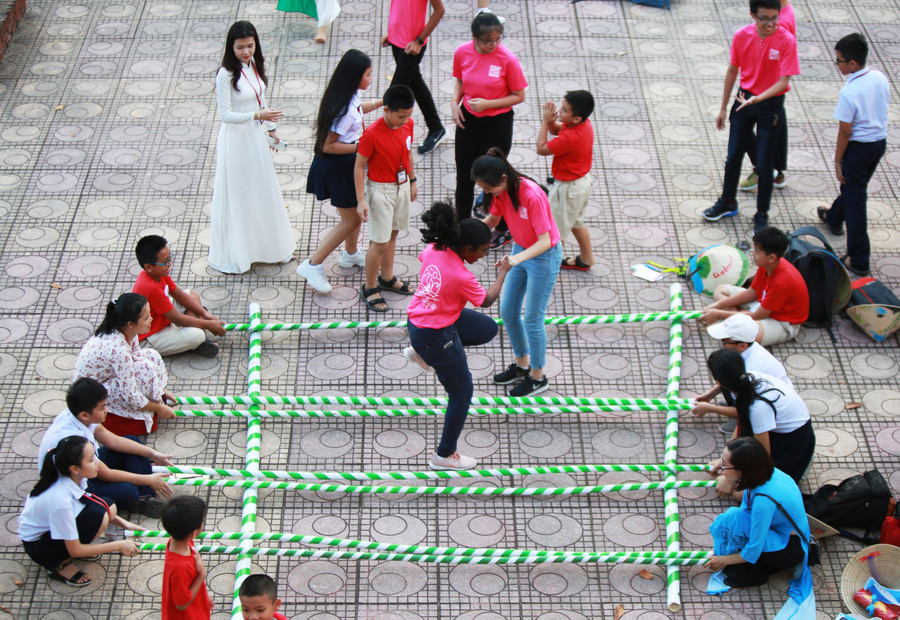 Học sinh trường Yisun rất hào hứng tham gia tiết mục múa sạp Học sinh trường Yisun rất hào hứng tham gia tiết mục múa sạp