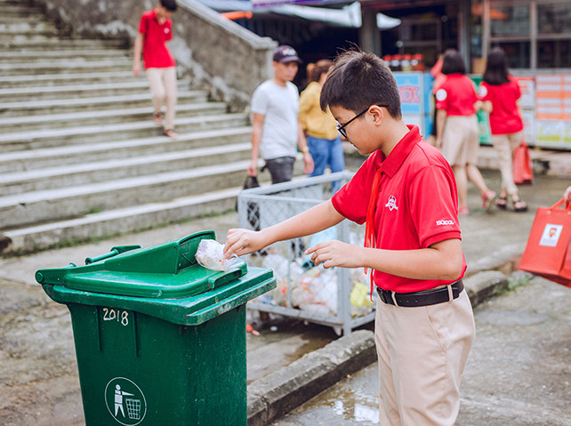 Học sinh thu gom túi nilon vào các thùng chứa rác thải Học sinh thu gom túi nilon vào các thùng chứa rác thải