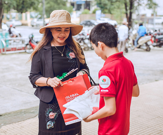 Học sinh tặng túi giấy bảo vệ môi trường cho người dân Học sinh tặng túi giấy bảo vệ môi trường cho người dân