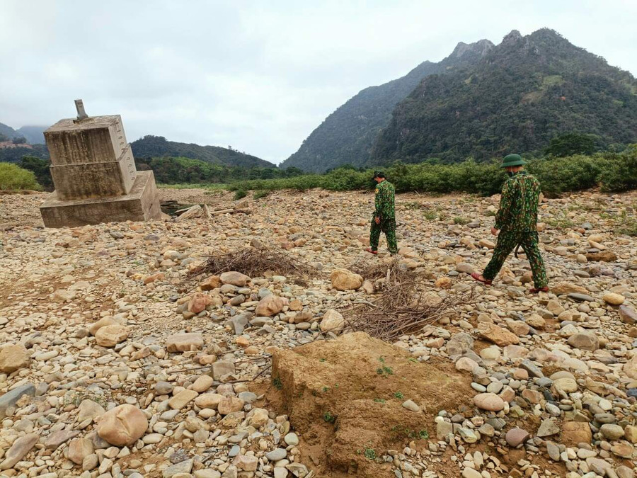 Mốc quốc giới 585 nằm cạnh sông Sê Băng Hiêng thuộc thôn Cù Bai, xã Hướng Lập bị dịch chuyển khỏi vị trí cũ 1,1m do mưa lũ.
