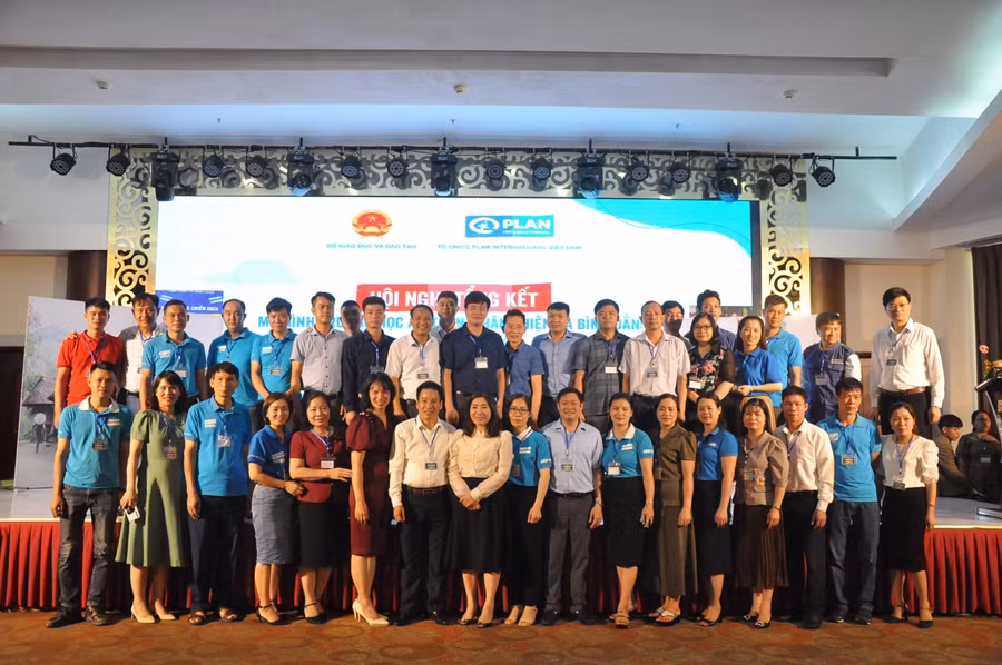 Các đại biểu tham dự chụp ảnh kỷ niệm.