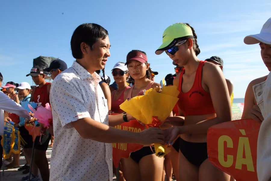 Ban tổ chức tặng hoa chúc mừng các đội bóng.