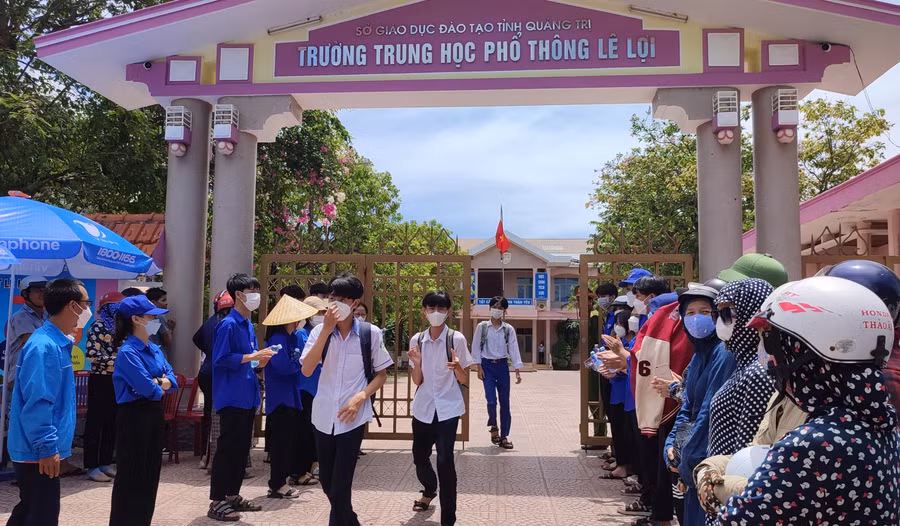 Thí sinh tại điểm thi Trường THPT Lê Lợi vui vẻ ra về sau khi kết thúc buổi thi đầu tiên.