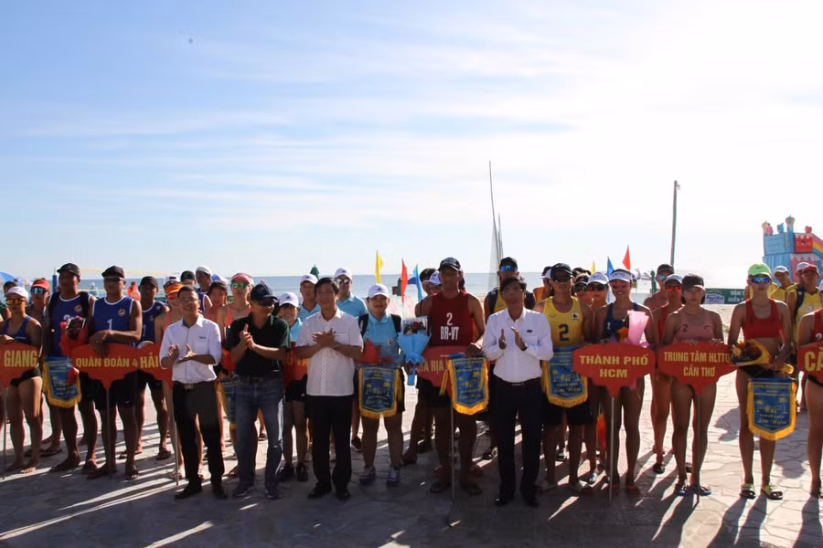 Các đội bóng tham gia tranh tài tại Giải vô địch Bóng chuyền bãi biển 2x2 quốc gia.