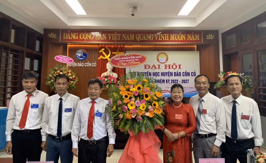 Lãnh đạo Hội Khuyến học tỉnh Quảng Trị tặng hoa chúc mừng đại hội.